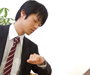 時間を確認する男性