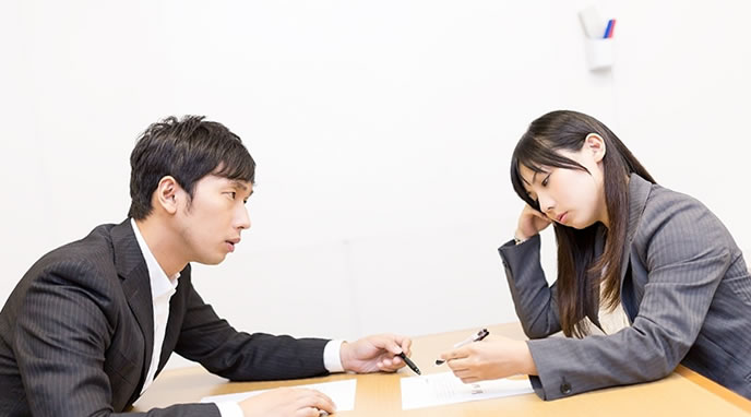 仕事を整理する会議中
