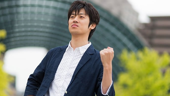就職が決まってガッツポーズする男性