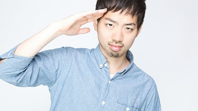 敬礼で挨拶する男性