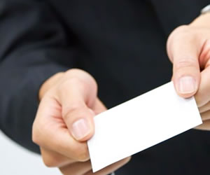 名刺交換する男性