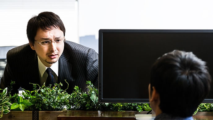 デメリットを問い詰める男性