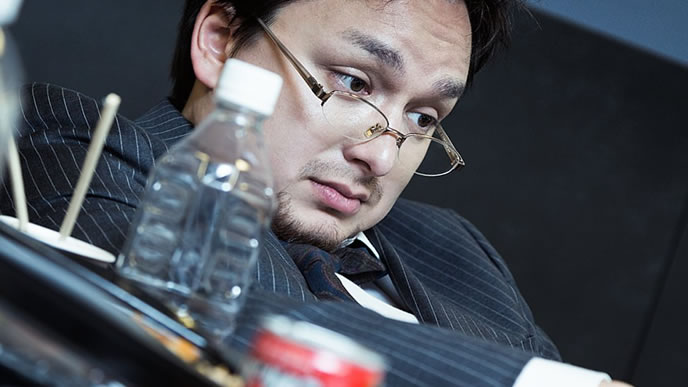 問題点を見つけた男性