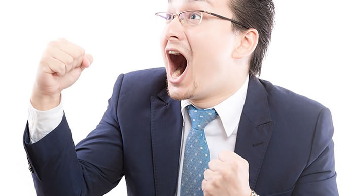 良い事があった男性