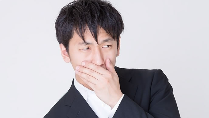 悩んだ表情の男性