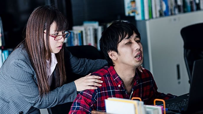 仕事で疲れきった男性