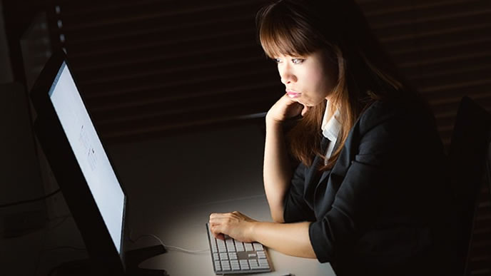 残業に勤しむ女性