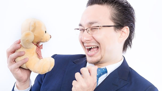 人形に話しかける男性