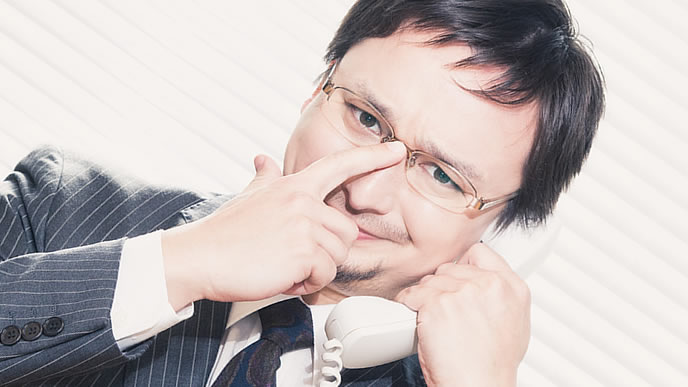 伝え忘れの無い様に話す男性