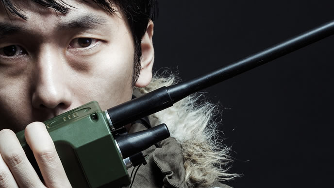 技術的な会話をする男性