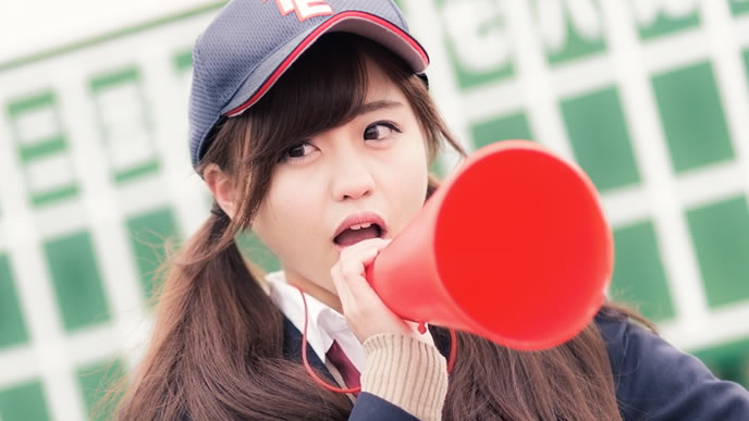 応援する後輩の女性