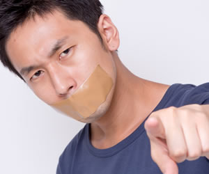 大声を出しすぎた男性