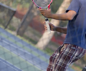 趣味に没頭する男性