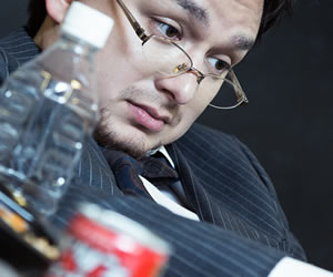 不安駆られる男性社員