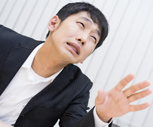 大事なものを没収された男性