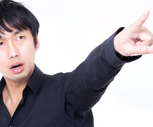 個人プレーに走る男性