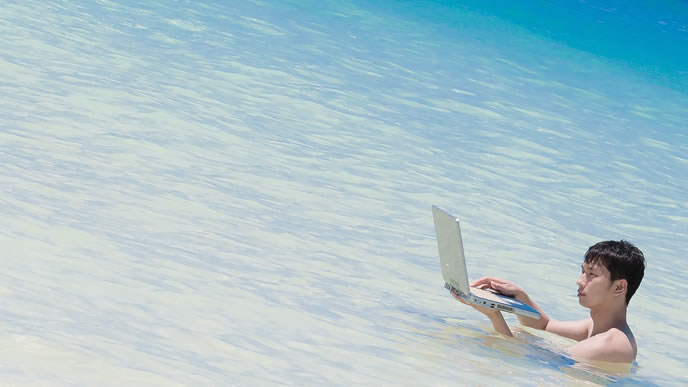 バカンスを楽しむ男性