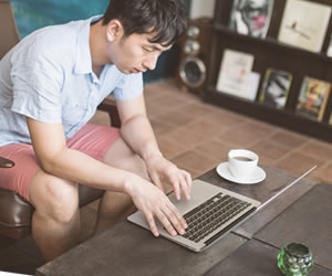 プライベートを満喫する男性