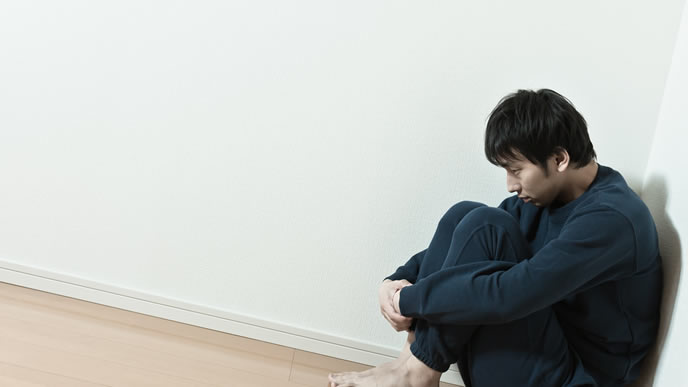 ワンルームで一人ぼっちの男性