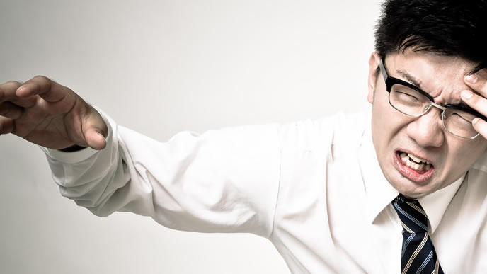 嫌いになって悩んでいる男性