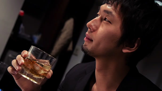 お金がないのに飲んでいる男性