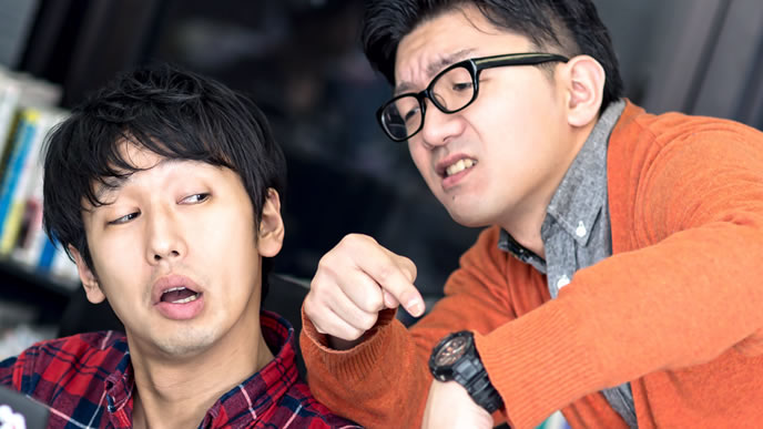 納期の遅れて怒られる男性