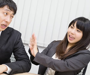 断っている女性