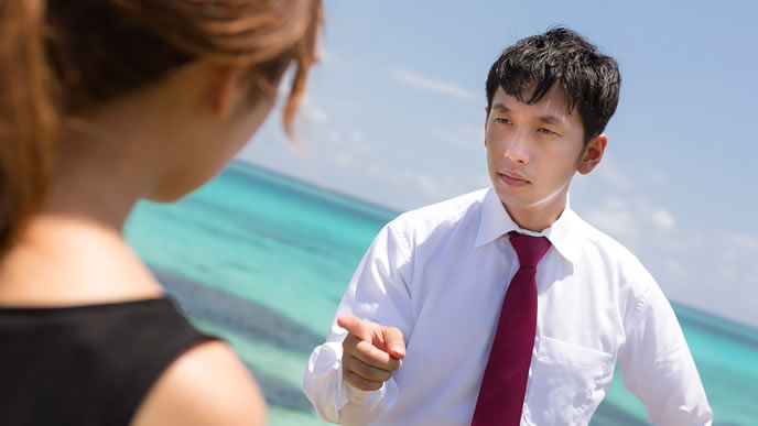 責任逃れしようとしている男性