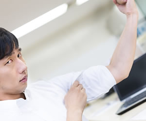 気合を入れて前向きになる男性