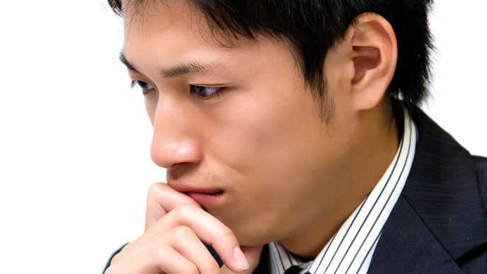 何かを考え込む男性