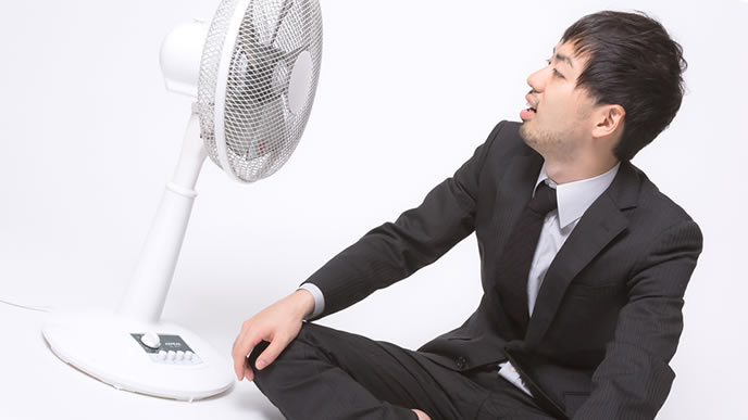 扇風機にあたるゆとり社員