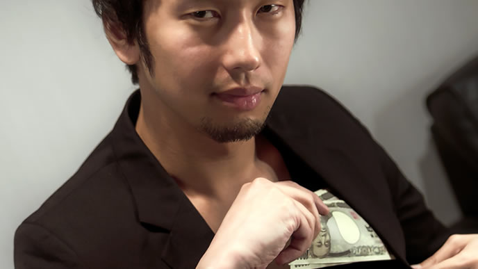 大金を手にした男性