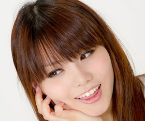 ニヤリとしている女性