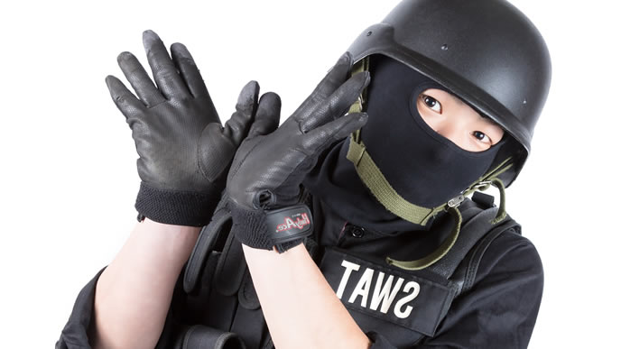 サバゲーの趣味に没頭する男性