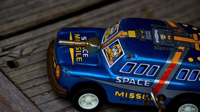 高級そうな青い車