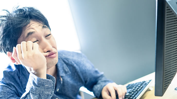 目標もなく働く男性