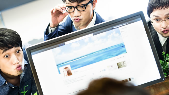 同僚と仲良くする男性