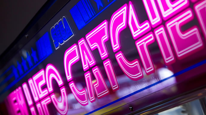 真夜中のゲームセンターの看板