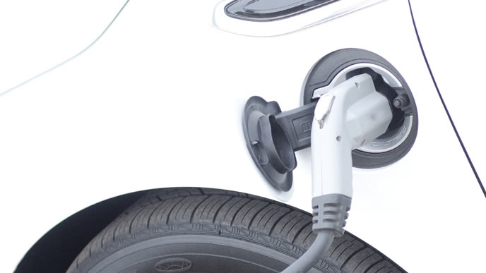 ガソリンスタンドで給油中のクルマ