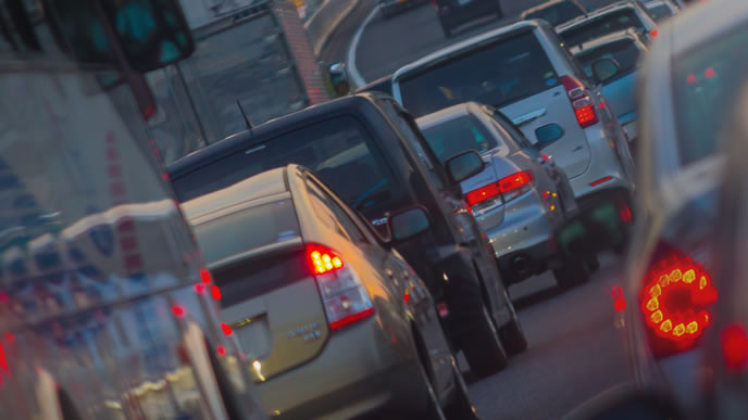 渋滞している幹線道路