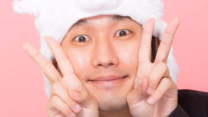 被り物をしたポジティブな男性