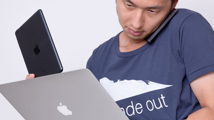 情報収集に勤しむ男性