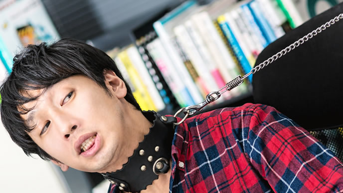 すぐに謝らない姿勢の男性