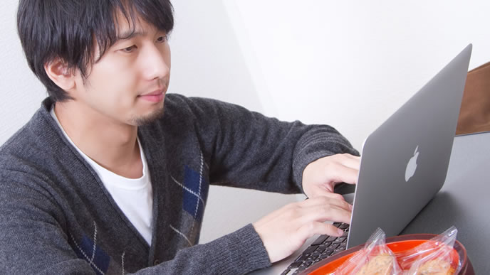 家でパソコンをするインドアな男性