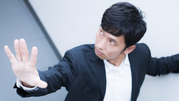 ちょっとまったと言いたげな男性