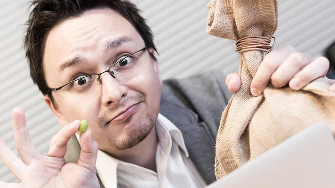 特別賞与の豆を渡す男性