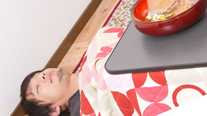 春になるのを待ち続ける男性