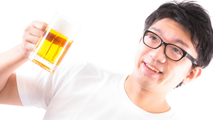 ボーナスでビールを飲む男性