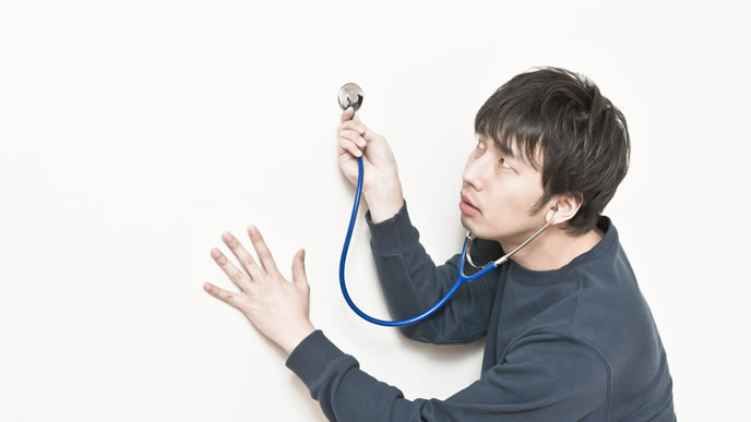 ワープアの治療を試みる男性
