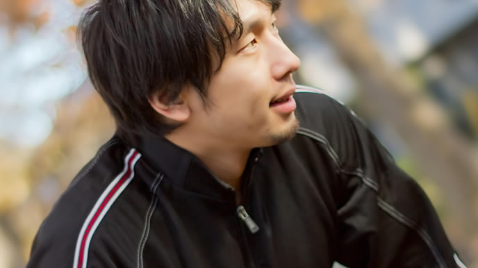 公園で運動をしている男性